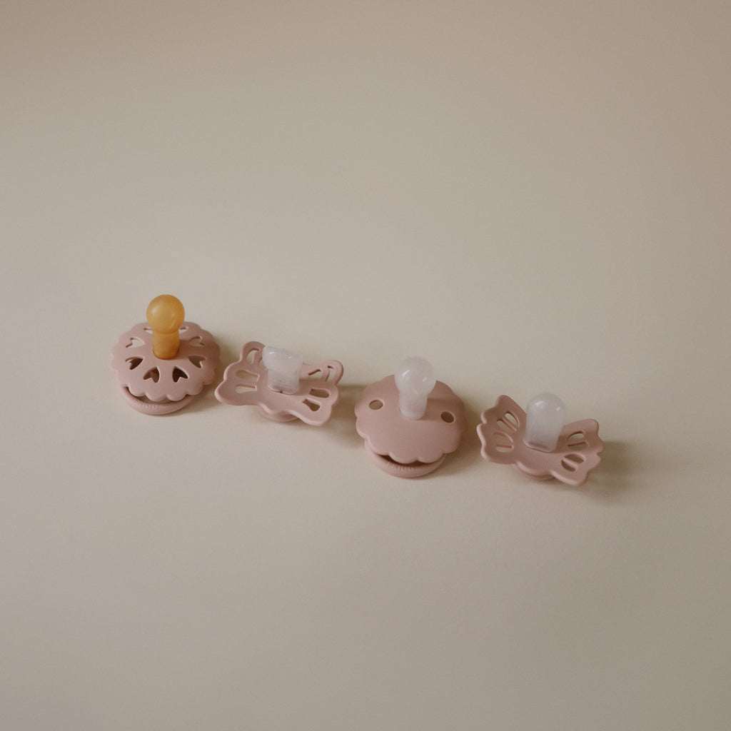 FRIGG Baby's First Pacifier Floral Heart (Blush) 4-Pack - Mushie