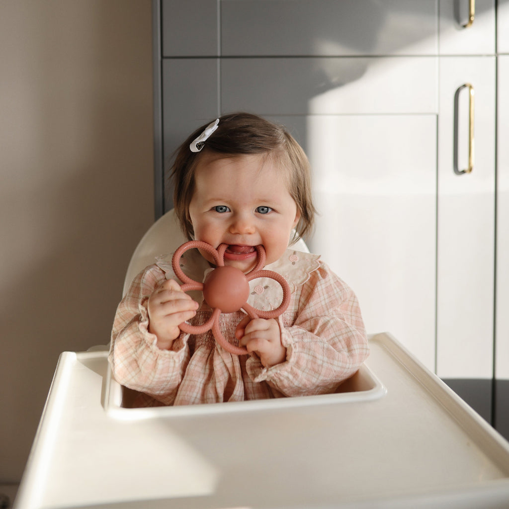 Daisy Rattle Teether - Mushie