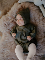 El bebé con gorro de gnomo