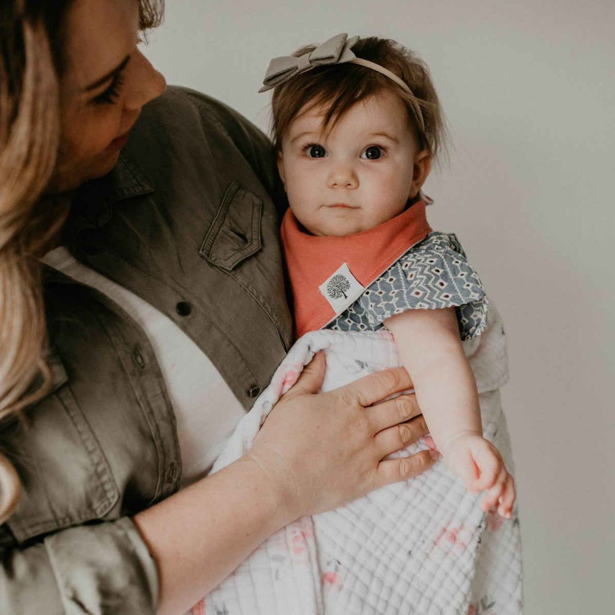 Set de baberos tipo bandana, color rosa (paquete de 8)