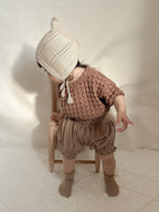 El bebé con gorro de gnomo