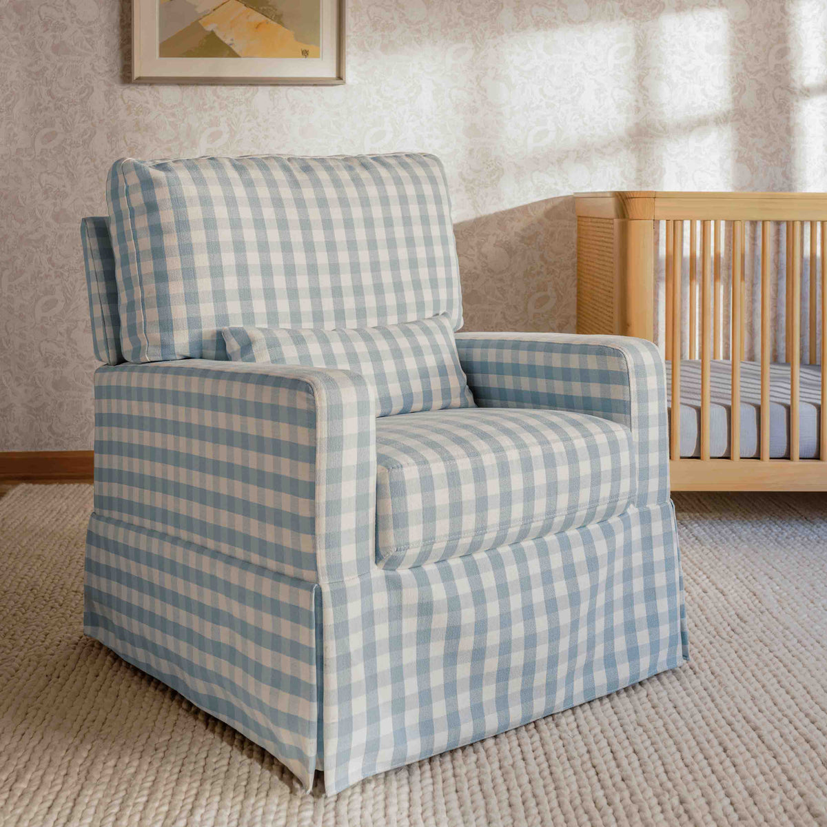 Sillón giratorio y mecedora Crawford con respaldo de almohada