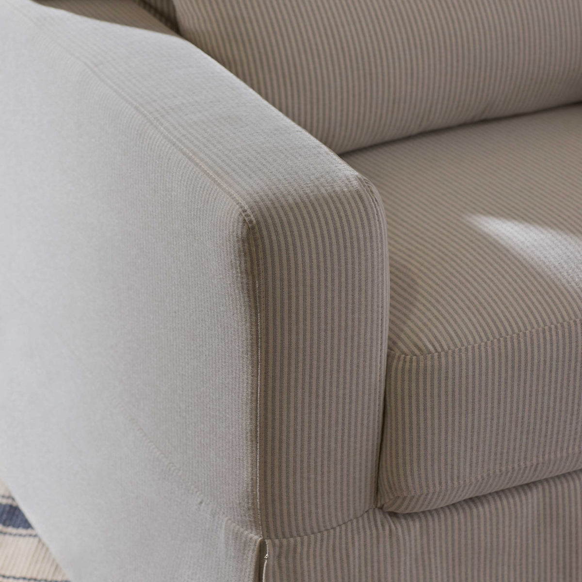 Sillón giratorio y mecedora Crawford con respaldo de almohada