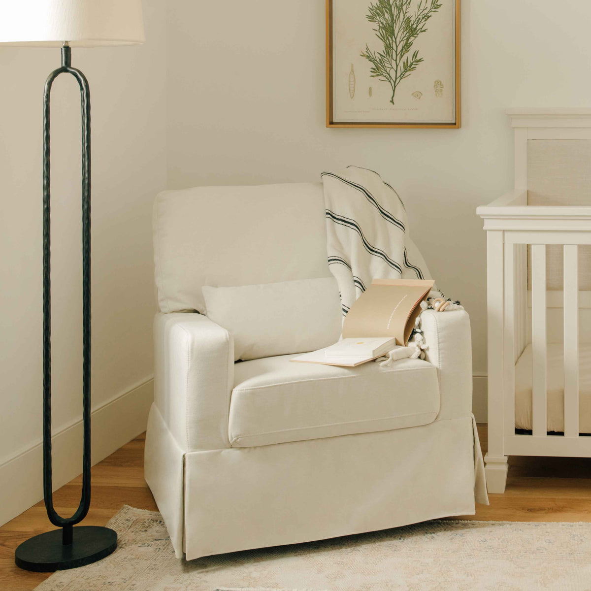 Sillón giratorio y mecedora Crawford con respaldo de almohada