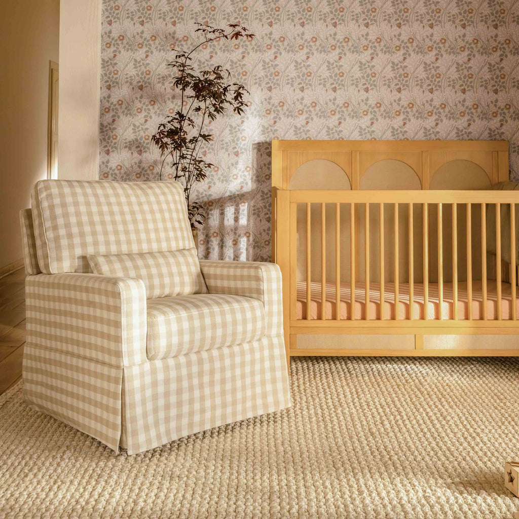 Sillón giratorio y mecedora Crawford con respaldo de almohada