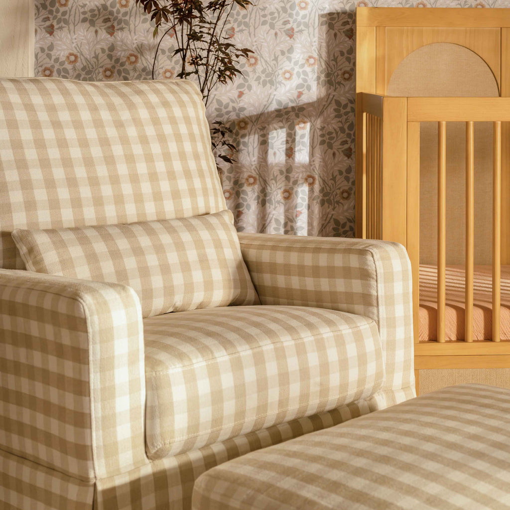 Sillón giratorio y mecedora Crawford con respaldo de almohada