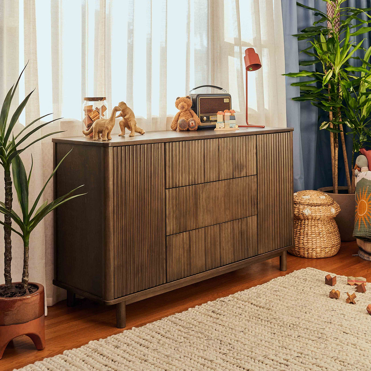 Cómoda ensamblada Pogo Tambour extra ancha (58")