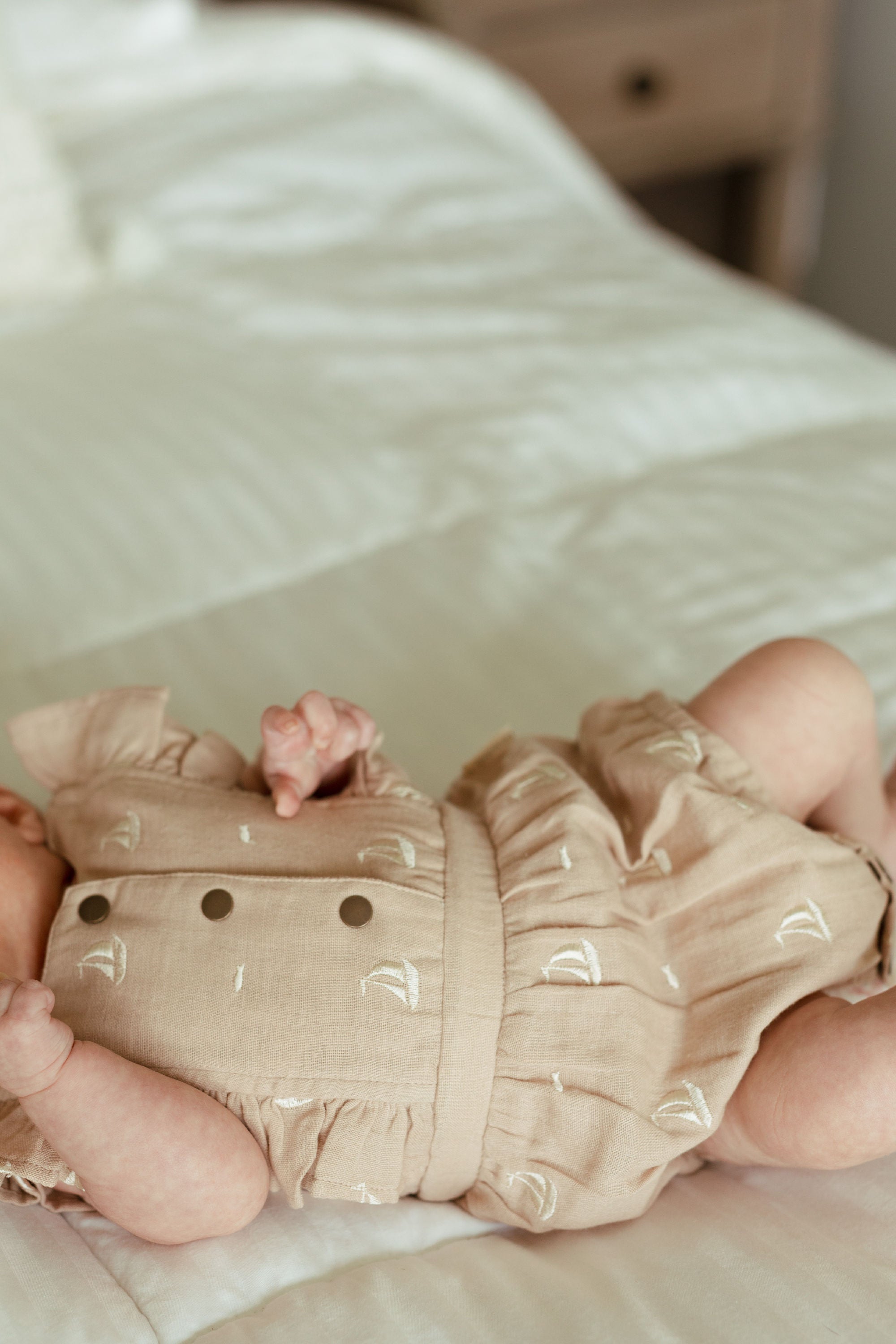 Oatmeal Sailboat | Organic Muslin Ruffle Bodysuit