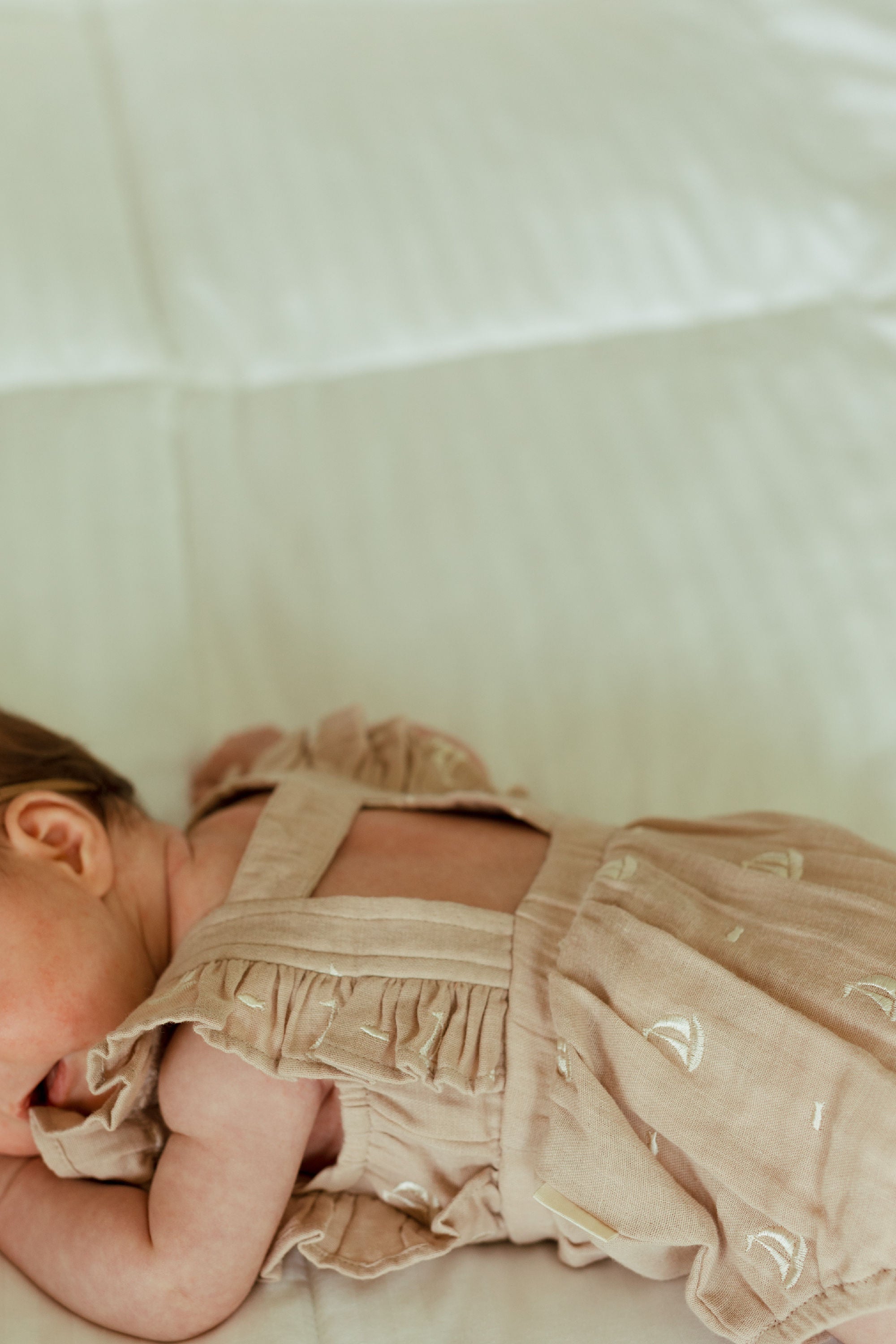 Oatmeal Sailboat | Organic Muslin Ruffle Bodysuit