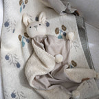 Manta de apego orgánica para bebé Avery (Conejo Ollie)