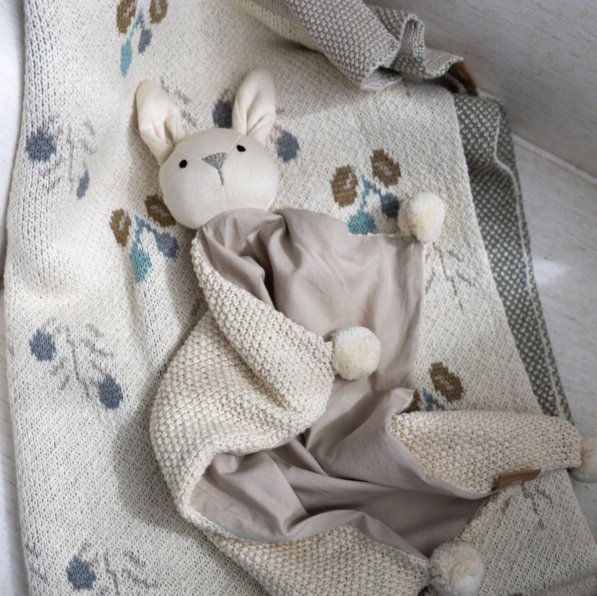 Manta de apego orgánica para bebé Avery (Conejo Ollie)