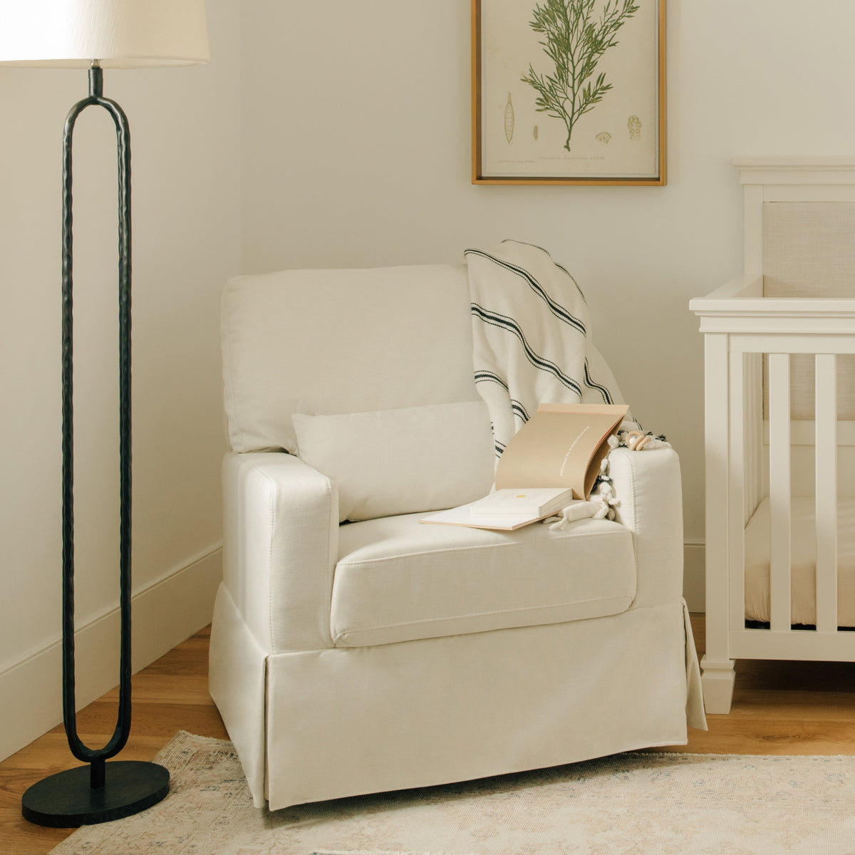 Sillón giratorio y mecedora Crawford con respaldo de almohada