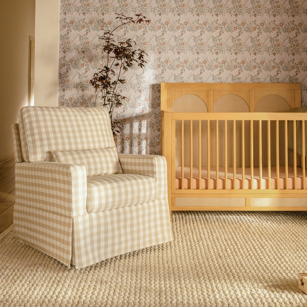 Sillón giratorio y mecedora Crawford con respaldo de almohada