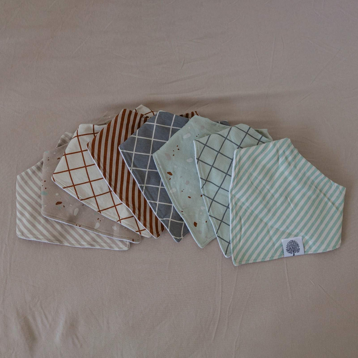 Set de baberos tipo bandana (paquete de 8)