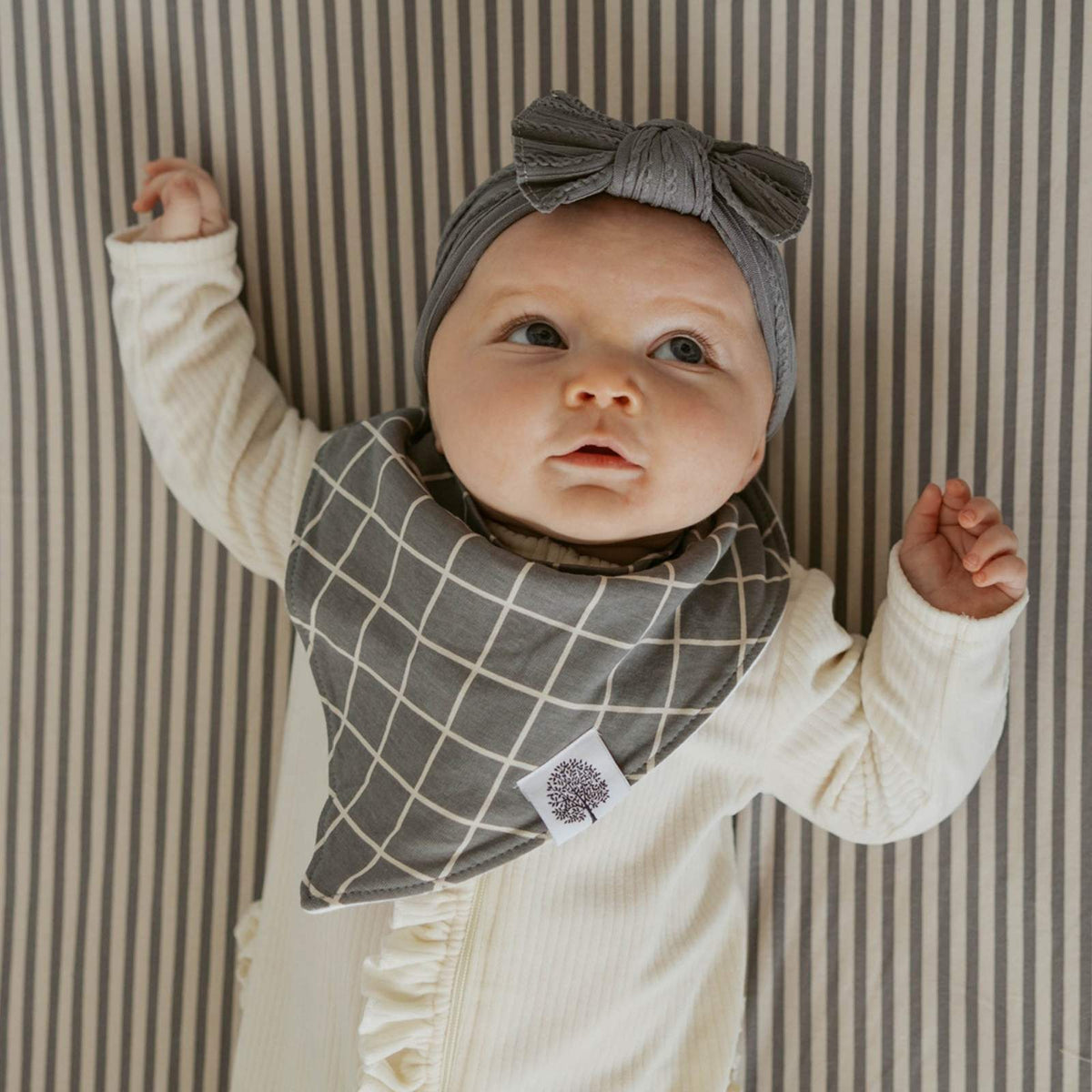 Set de baberos tipo bandana (paquete de 8)
