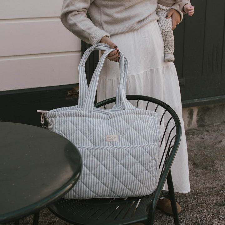 Woman holding a Dans le sac quilted tote bag