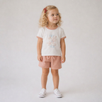 Conjunto de camiseta gráfica y pantalones cortos de algodón orgánico